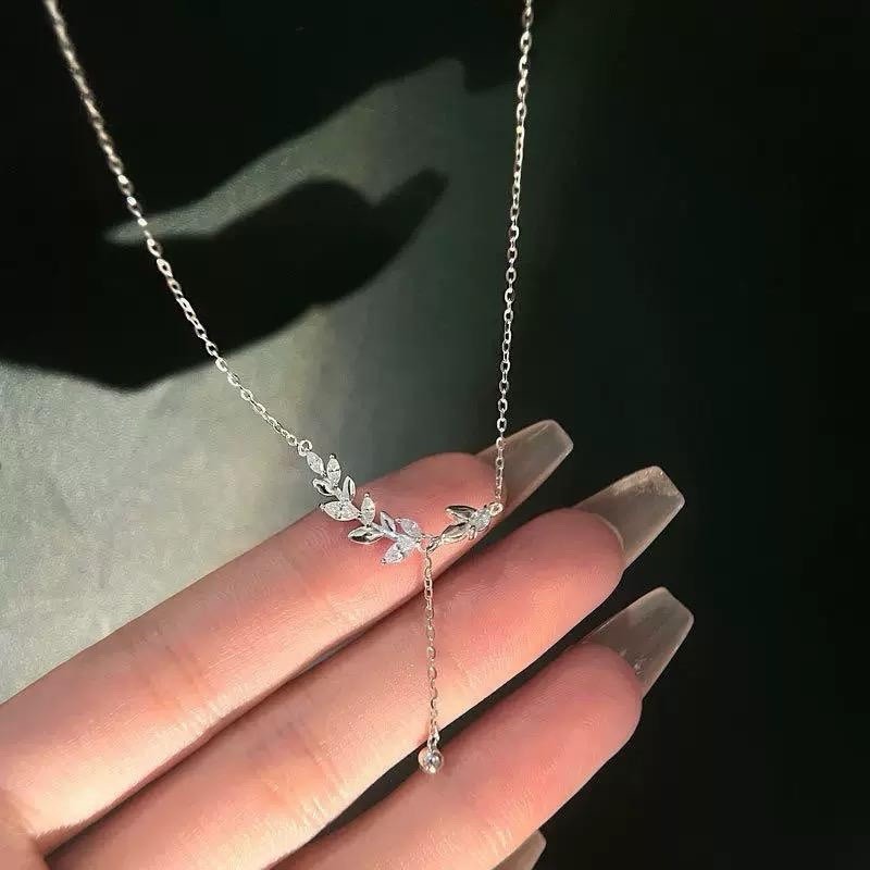 925 Sterling Silver Leaf Pendant Necklace for Women Elegant Zircon Choker Chain